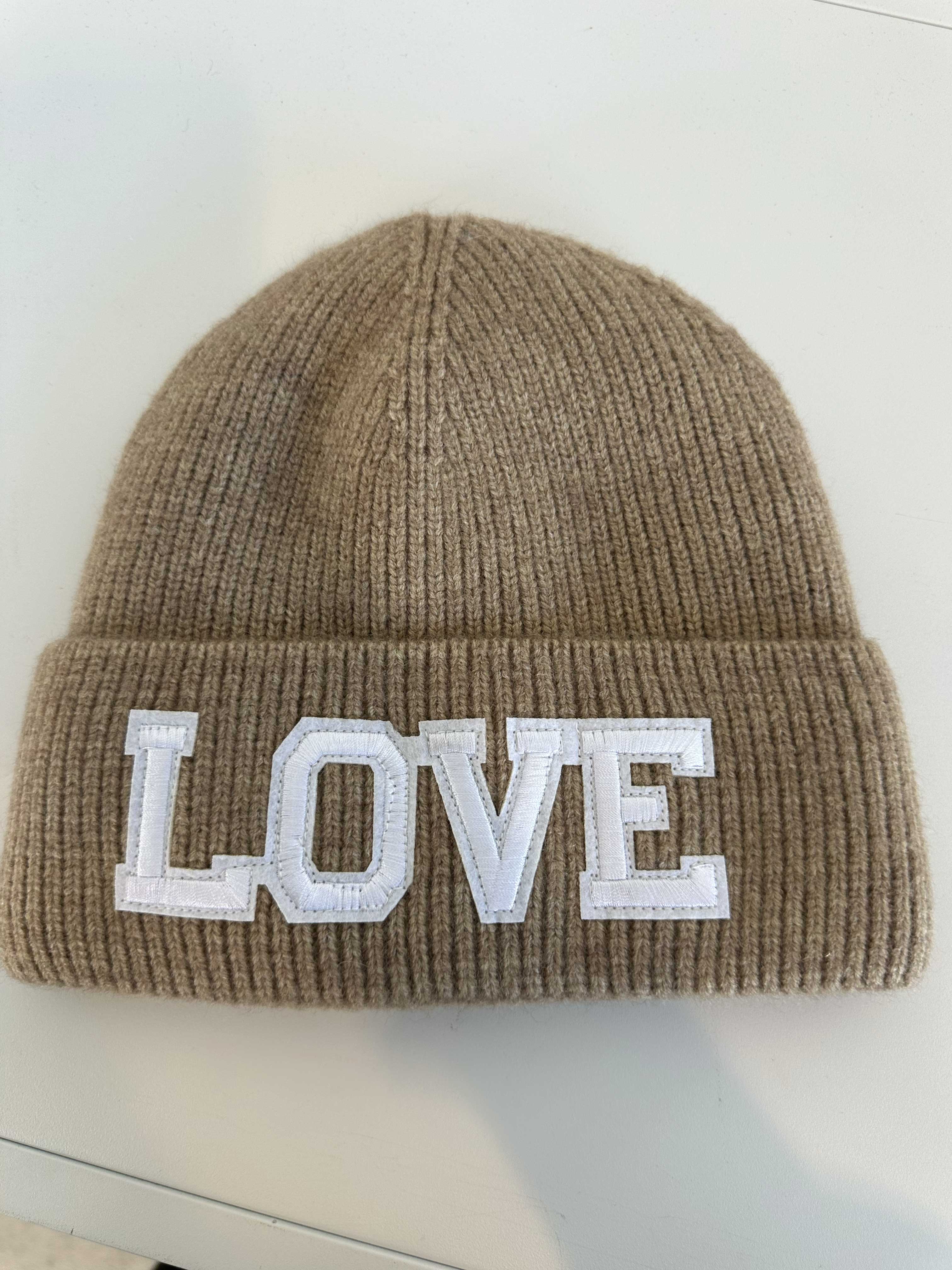 Neta - Strikhue med hvid tekst